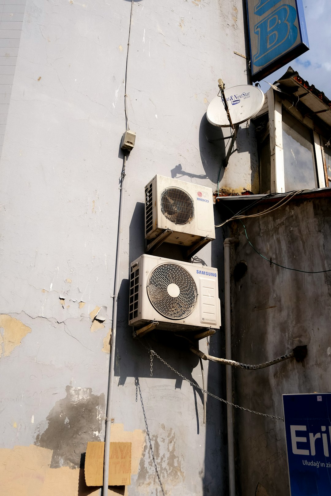 Home a-group-of-white-and-black-satellite-dishes-on-a-white-building-ymvnw03nwby